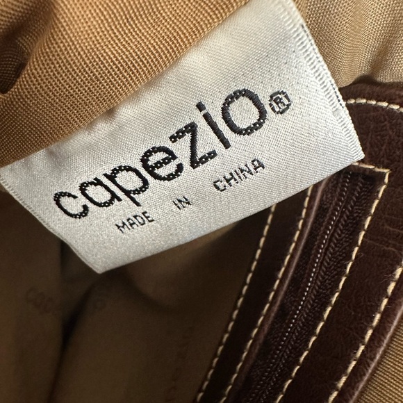 Classic Red/Burgundy Capezio Leather Bag/Purse with Shoulder Crossbody Strap - Picture 6 of 10